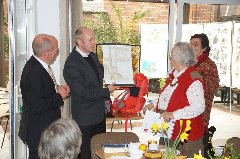 Pastor Sikora dankt für die Hilfe von Helferbund und Pommernkonvent.