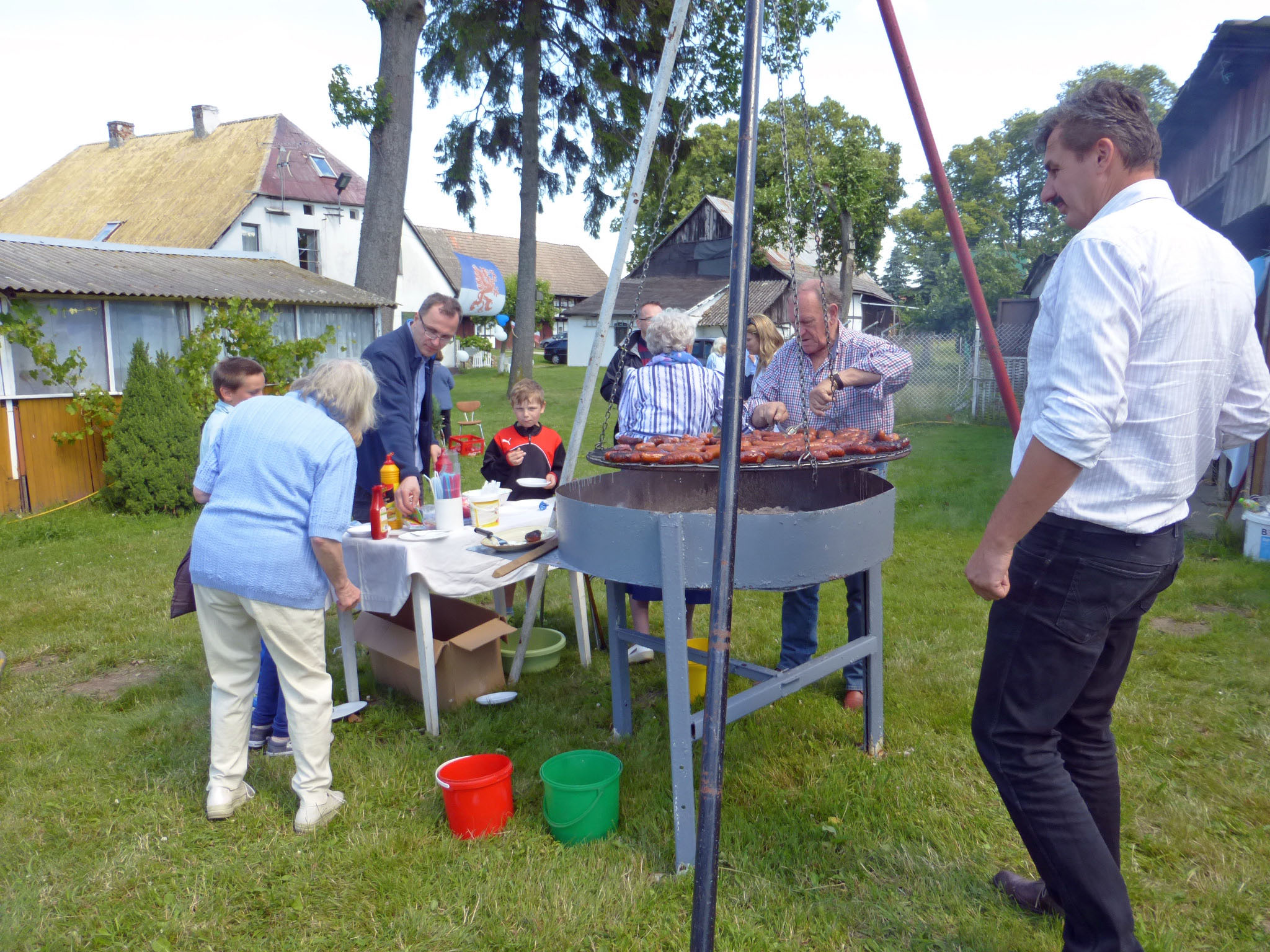 Immer beliebt, die Männer am Grill.