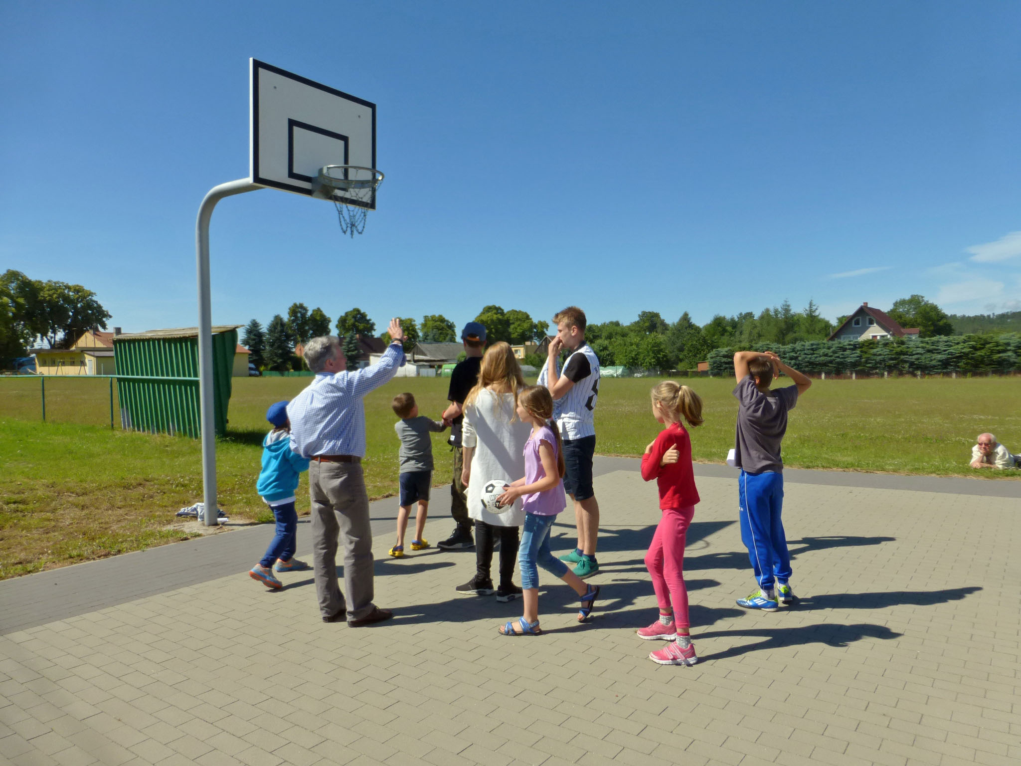 Kinder bei der Ralley durch das Dorf.